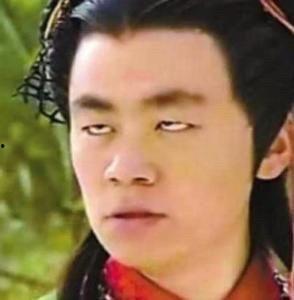 表演吃瓜的视频,一镜到底的吃瓜表演，笑料横生！